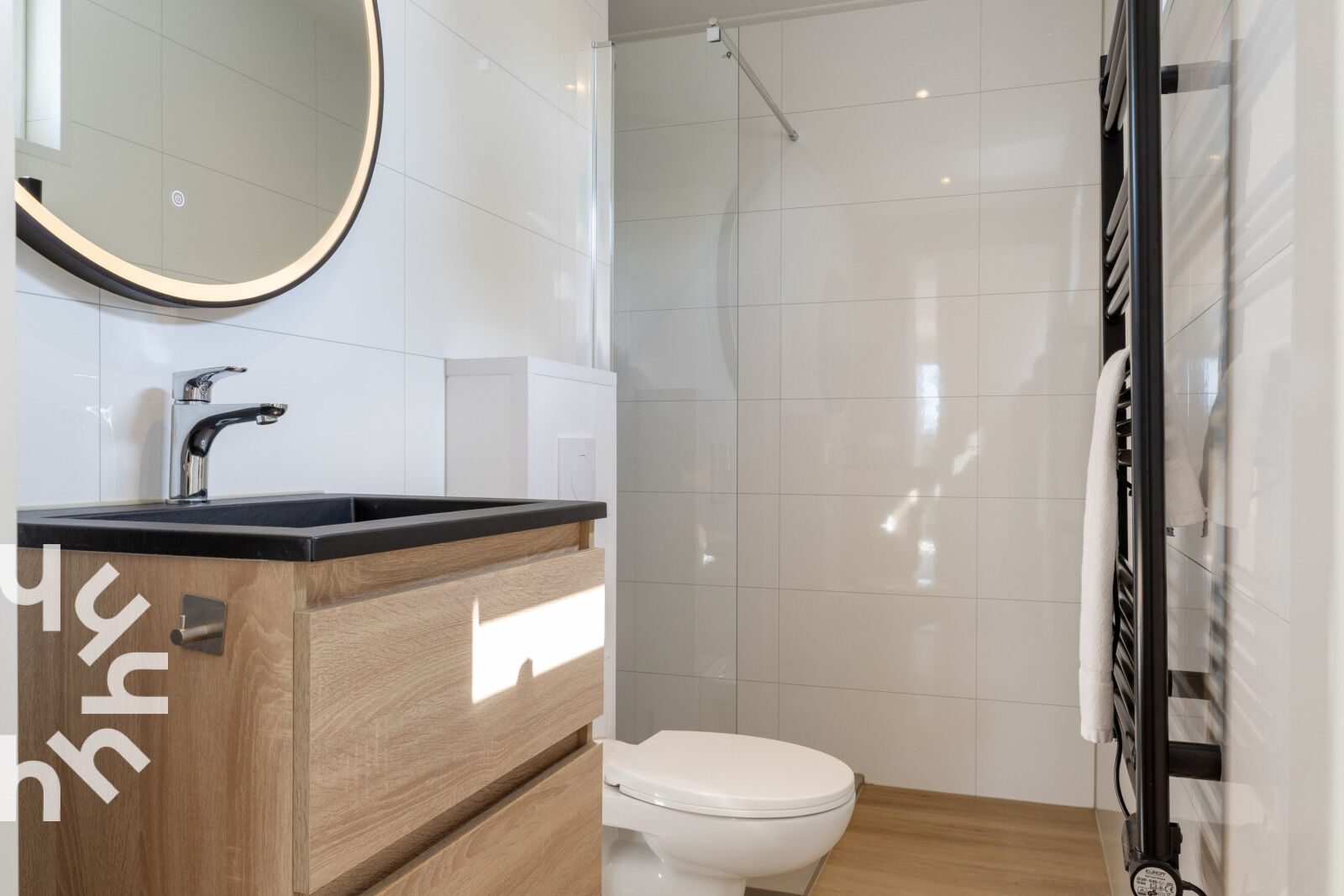 Bathroom with washbasin and walk-in shower