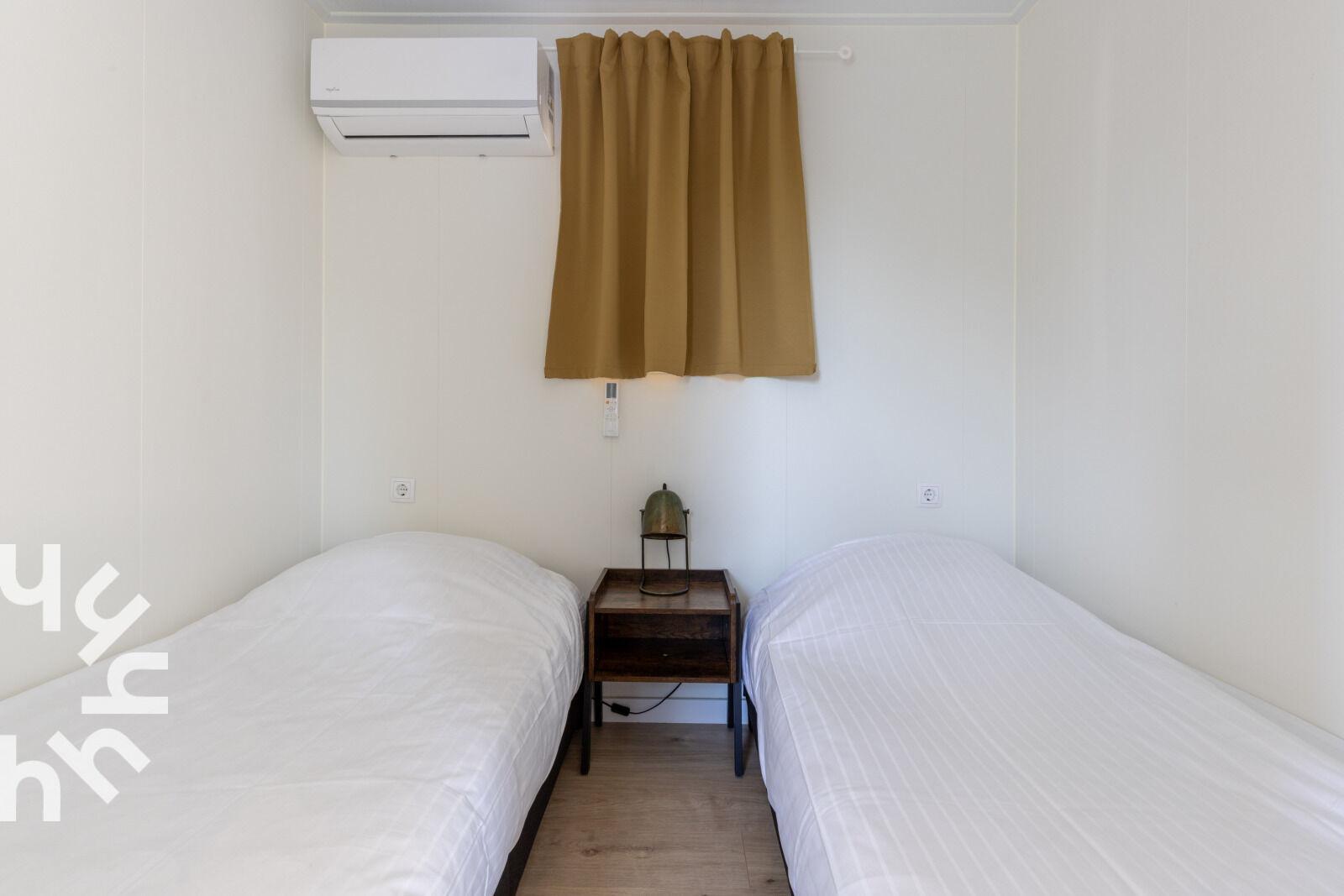 Bedroom with two single beds