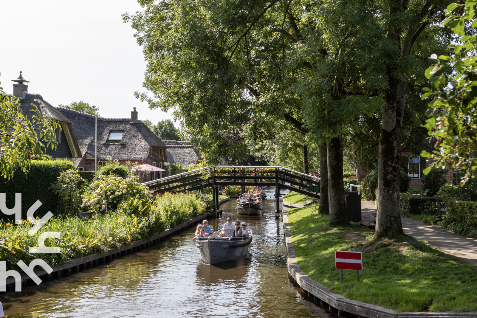 Gracht mit kleiner Brücke in den Weerribben-Wieden