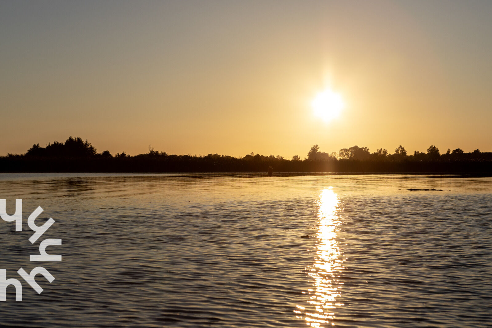 Sonnenuntergang über dem Wasser